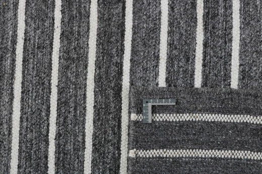 Laagpolig vloerkleed MOMO Rugs Nouveau Stripes Dark Grey Vloerkledenwinkel