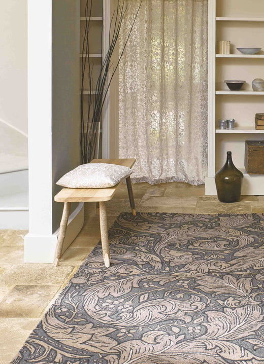 Laagpolig vloerkleed Morris & Co Bachelors Button Charcoal 28205