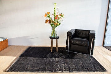 Vintage vloerkleed Louis de Poortere 8263 Fading World Medallion Mineral Black